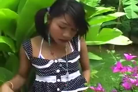 Teenie-Ladyboy-Show im Freien