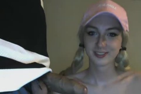 Süße Blondine Ladyboy lutscht den Schwanz ihres Zuckerdaddys