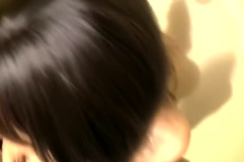 Dunkelhäutiger Ladyboy mit wirklich großem Schafthaltig streichelt und kommt