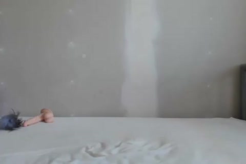 Femboy streichelt seinen Schwanz