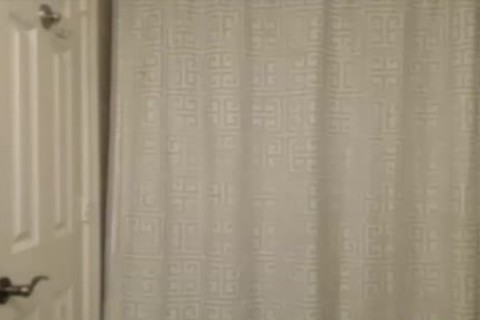 Femboy wichst buschigen enormen 15-Pfund-Online-Sexspielzeug