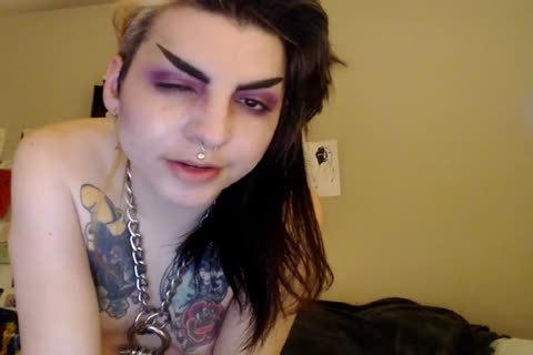 brune amateur taquine et clignote ses pétites mélones sur la webcam.