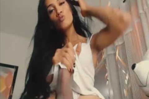 Großer Penis Latino Mädchen neckt und wichst