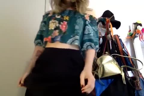 jolie femboy taquine sur tube cup en webcam.