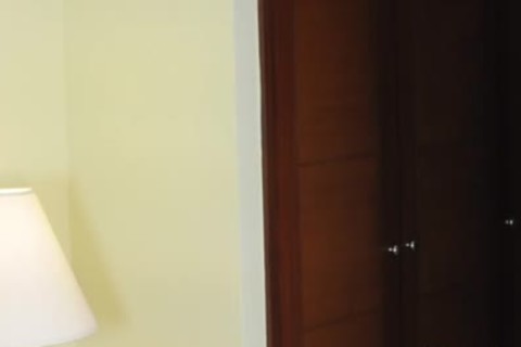 Une pute filipine admirable fait éjaculer son copain