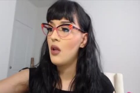 Haarige Amateurin aus Latino mit Dessous beim Masturbieren alleine