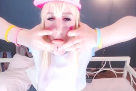 Eingesteckter Transvestit-Cosplayer, Prostataorgasmus und Selbstgesicht auf der Kamera