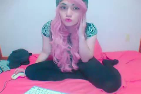 T beauté aux cheveux roses se branle devant la caméra Web.