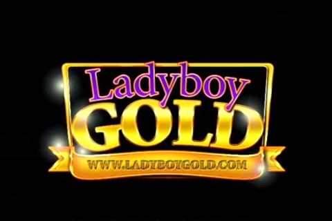 Wawab ist ein Ladyboy, der einen Schwanz verschlingt