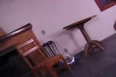 Blondes Ladyboy mit einem harten Schwanz pflügt das Loch eines Kerls auf dem Boden