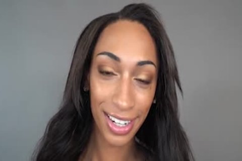 Transsexuelle à la peau claire baisée par une grosse bite noir
