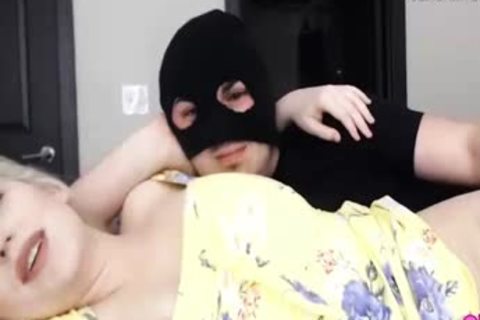 Ein Einbrecher verdirbt den Ladyboy von nebenan