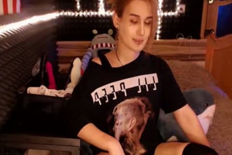 dünne russische Shemale-Dominatrix, die ihren massiven 50 cm Penis online zieht