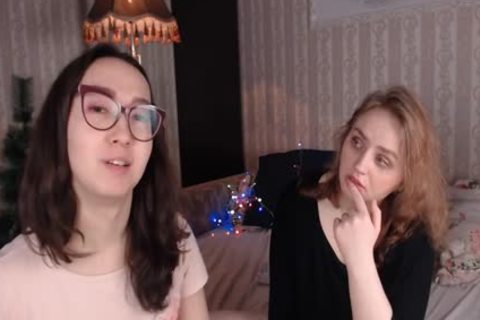 lusty kissing brunette hair TS And Red blowjob babe