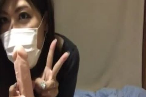 Ladyboy chinois en quarantaine très excité faisons quelques jetons.