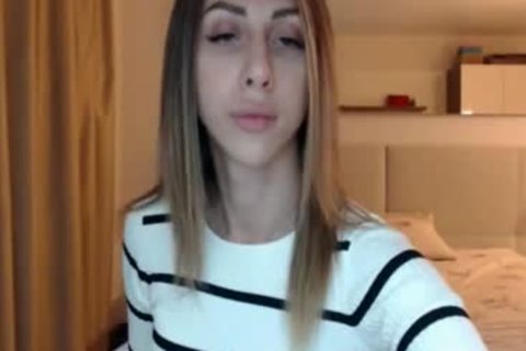 Ladyboy gigantesque se branle