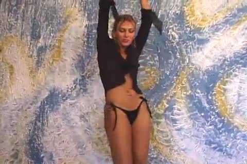 Hardcore-Trio mit zwei Ladyboys, Isabelle Branco und Jacquelyn Bendine sowie einem Kerl der sich gegenseitig auf dem Sofa pennt.