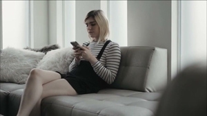 La petite ado tbabe ellahollywood aime chevaucher la grosse bite du demi-frère
