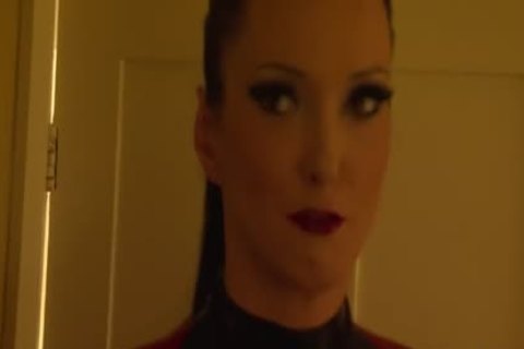 Sissy vestita,  sbattuta e costretta a mangiare la sua crema di pallone.