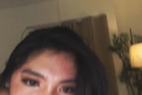 Filipinische Ladyboy zieht sich aus und neckt vor der Kamera