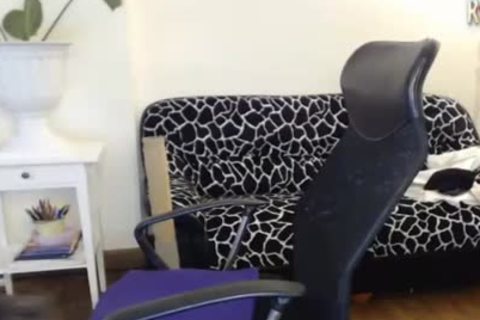 schlanke thailändische Trans-Hure mit enormen Wackler und riesigem Schwanz neckt vor der Webcam
