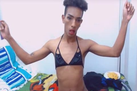 Trans ébène aux cheveux courts se branle avec la plus grosse bite.