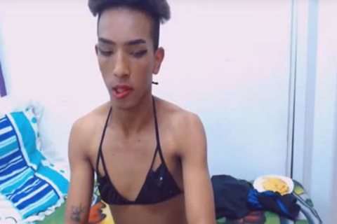Trans ébène aux cheveux courts se branle sur la plus grosse bite