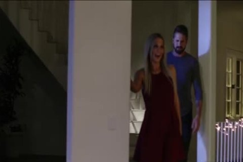 Lüstiger Kerl lässt ihre transbabe Frau Kayleigh Coxs ihren Arsch hämmern