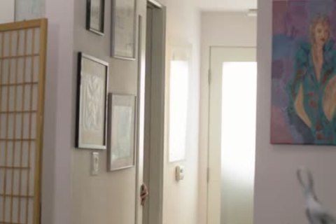 Brüstige Transsexuelle (TS) Chelsea Poe probiert Cobrys mächtigen 1-Zentner-Dildo aus