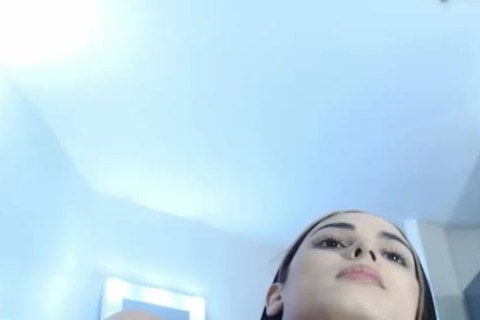 Hübsche Latino Teenagerin mit volljährigem Alter, die auf der Webcam strippt.