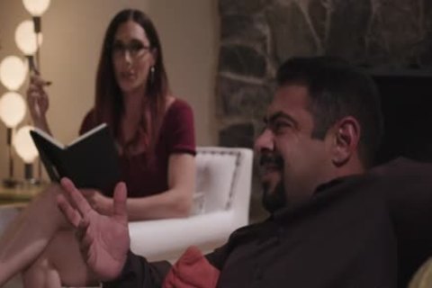 Psychologue aux gros seins, trous au visage et analed son patient garçon.