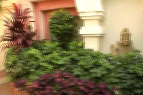 Schöne thailändische SMAreeya holt eine Ladung für die Gartenshow heraus