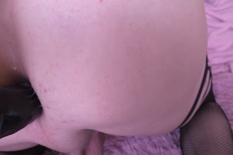 Femboy Cum Freihändig von einem Dildo- während er ihr Arschloch fickt