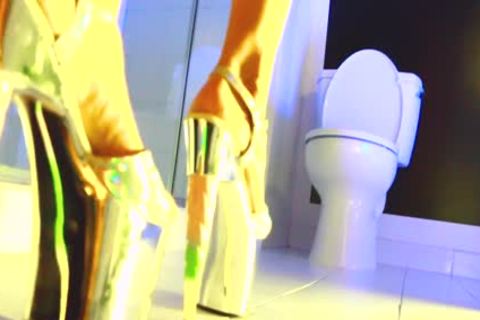 TS Gloryhole Dream – Sasha de sade, una bimbona sumisa chupando y mordiendo un pene grande < / es >
