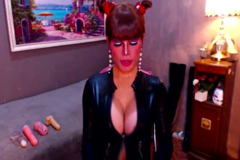 Une reine addicte se joue du cul d’une femme