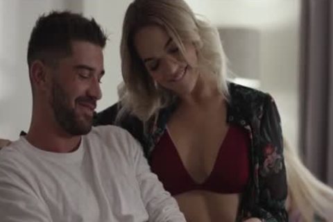 Lüstiger Kerl hatte nicht erwartet, das geile Arschloch von TBabe Emma Rose zu ficken