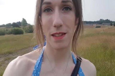 Anal im Freien in meinem Sommerkleid, öffentlich ohne Höschen und mit dem Finger gefickt