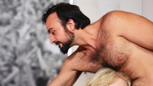 Trans Angels: Bubble Butt Gracie Jane Schwanz lutscht