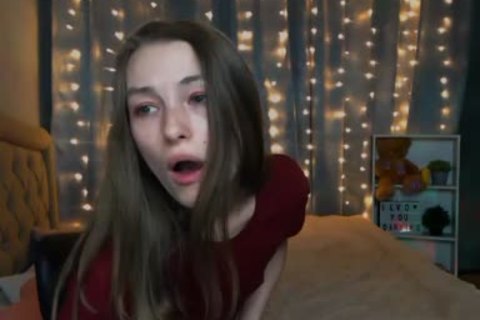 Schlanke russische Sheboy streichelt ihren Schwanz vor der Webcam