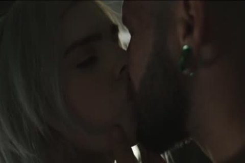 Mann beobachtete TS Ella, während er seinen Penis schluckte