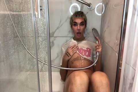 dicke Oberschenkel, buschiger Ramrod-Femboy-Dusche