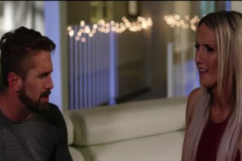 TBabe Kayleigh Coxx hatte nicht erwartet, das Arschloch ihres Freundes zu pflügen