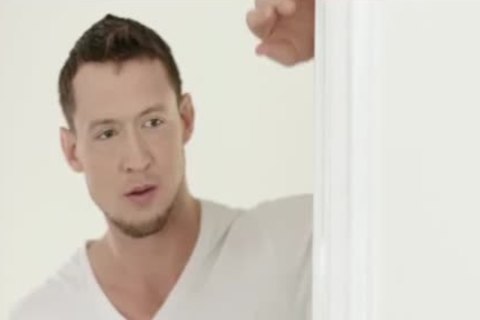 TS Khloe zeigt, dass sie mit dem Lutschen von Stangen umgehen kann