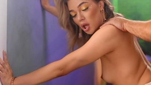 Trans Angels - Tätowierte Emma Rose fickt mit einem Kerl, der einen großen Schwanz hat