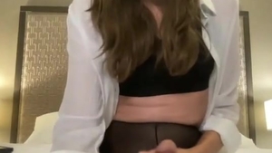 Schlanke Brünette Haare Amerikanischer Ladyboy in schwarzer Hose streichelt ihren großen Penis