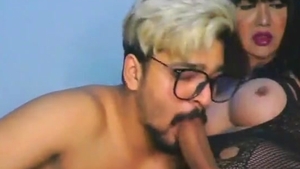 Monströse Liebe Love Muffin thailändischer Ladyboy in dunklen Strumpfhosen erhält Blowjob-Dienst von ihrem Freund
