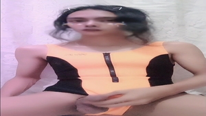 Orientalische Shemale-Masturbation vor dem Schwimmen