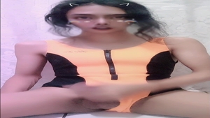Orientalische Shemale-Masturbation vor dem Schwimmen