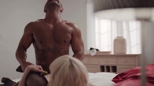 Transsensual.com: Kate Zoha im Shorts Arschficken auf dem Bett
