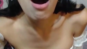 Geile thailändische Ladyboy streichelt ihren Penis
